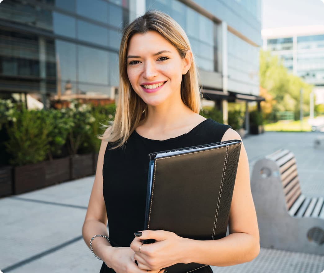 Eine junge Frau die Teil des Managements ist.
