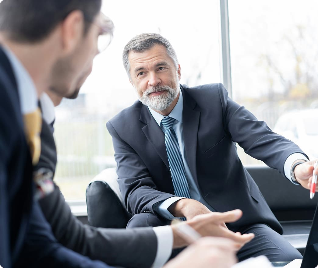 Manager und Berater bei einem Beratungsgespräch miteinander